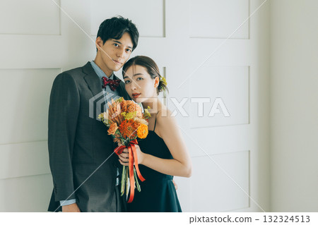 彩色禮服的新娘形象 132324513