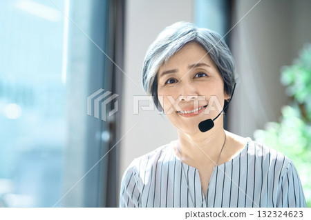 戴著耳機微笑的高級操作員 132324623