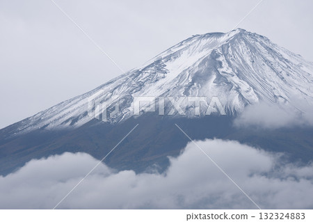 Mount Fuji with its first snowfall: Mother Nature preparing for winter and the changing scenery of the seasons 132324883