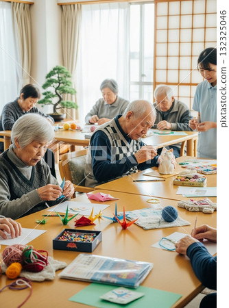 老人專心做手工，享受寧靜時光 132325046