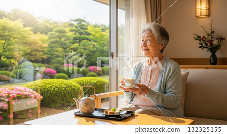 一位老年婦女一邊欣賞日式花園一邊品茶 一位老年婦女一邊欣賞日式花園一邊品茶 132325155