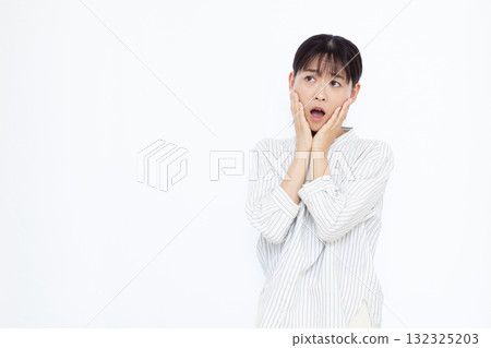Surprised and amazed woman Surprised and amazed woman 132325203