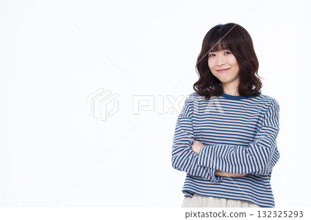 一位婦女抱著雙臂微笑思考 132325293