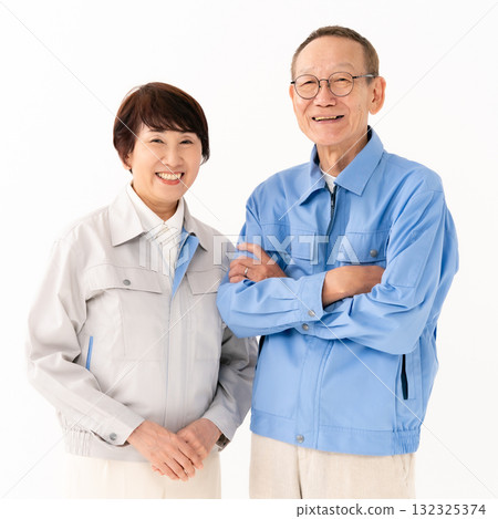 穿著工作服的老年夫婦 132325374