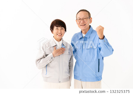 穿著工作服的老年夫婦，握著拳頭 132325375