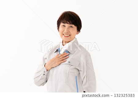 工作服的高級婦女 132325383