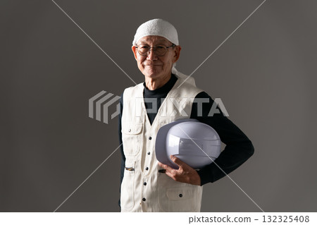 穿燈籠褲的老人 132325408