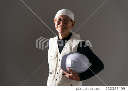 穿燈籠褲的老人 132325409