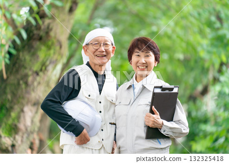 一名身穿工作服的女子和一名身穿燈籠褲的男子 132325418