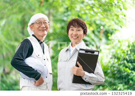 一名身穿工作服的女子和一名身穿燈籠褲的男子 132325419