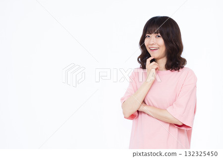 微笑著思考的女人 132325450