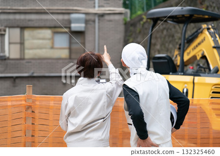 建築工地:穿著工作服的女人,穿著工作服的男人 建築工地:穿著工作服的女人,穿著工作服的男人 132325460