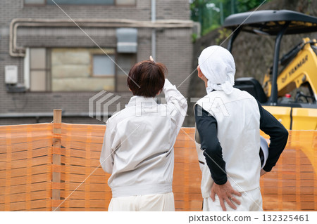 建築工地:穿著工作服的女人,穿著工作服的男人 建築工地:穿著工作服的女人,穿著工作服的男人 132325461