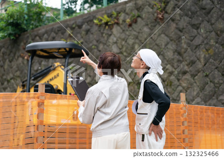 建築工地：穿著工作服的女人，穿著工作服的男人 132325466