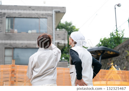 建築工地：穿著工作服的女人，穿著工作服的男人 132325467