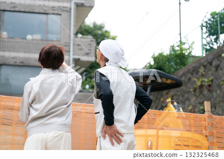 Construction site: Woman in work clothes, man in workwear Construction site: Woman in work clothes, man in workwear 132325468