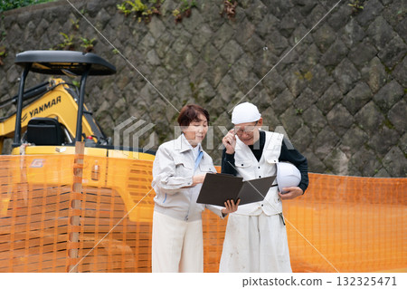 建築工地:穿著工作服的女人,穿著工作服的男人 建築工地:穿著工作服的女人,穿著工作服的男人 132325471