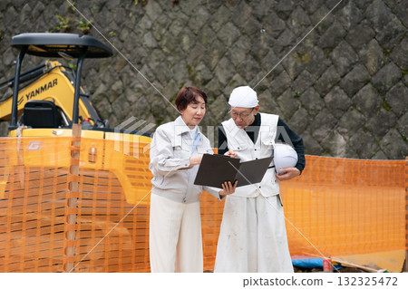 建築工地：穿著工作服的女人，穿著工作服的男人 132325472