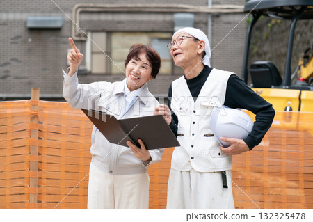 建築工地:穿著工作服的女人,穿著工作服的男人 建築工地:穿著工作服的女人,穿著工作服的男人 132325478