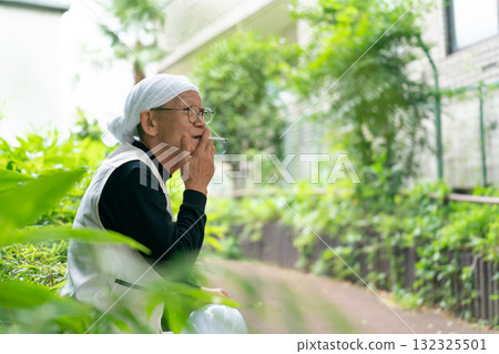 一名穿著燈籠褲的男子正在抽煙 132325501