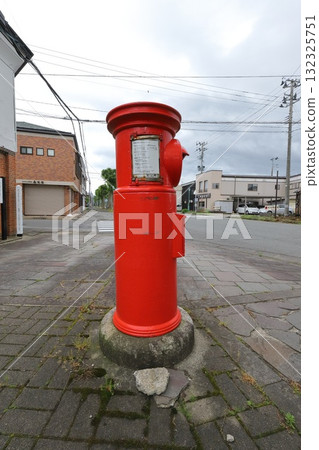 Akita Gojome: Scenery with a round postbox (in front of Fukurokuju Sake Brewery) 132325751