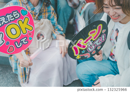 females, fan, event 132325966