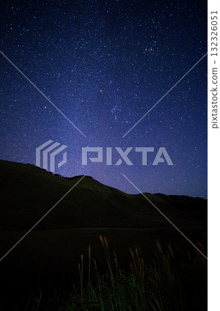 Susuki grass and Okame Pond in the Soni Plateau - A starry sky 132326051