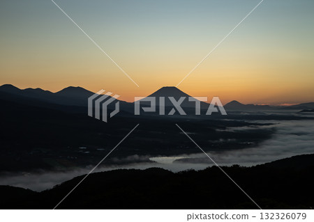 羊蹄山的日出和雲海 132326079