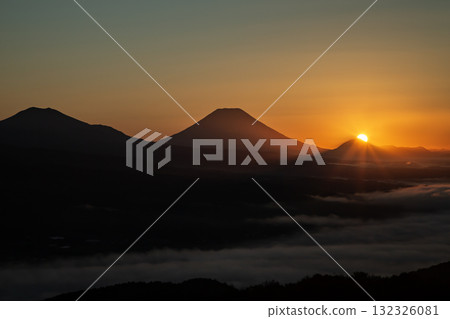 羊蹄山的日出和雲海 羊蹄山的日出和雲海 132326081