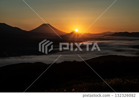 Sunrise glow and sea of clouds at Mt. Yotei Sunrise glow and sea of clouds at Mt. Yotei 132326082