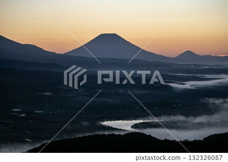羊蹄山的日出和雲海 132326087