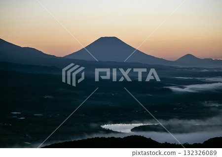 羊蹄山的日出和雲海 132326089