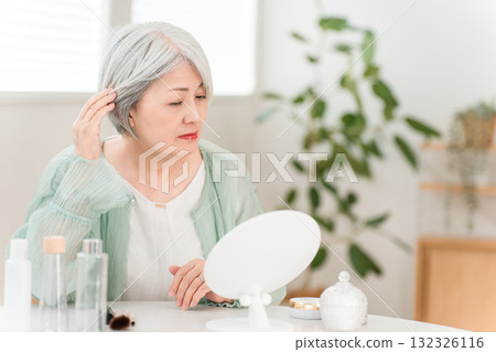頭髮灰白的亞洲老年婦女正在做頭髮造型 132326116
