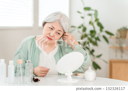 頭髮灰白的亞洲老年婦女正在做頭髮造型 132326117