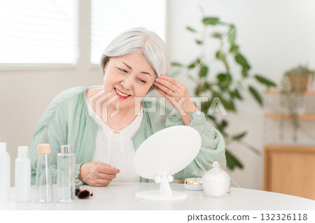 頭髮灰白的亞洲老年婦女正在做頭髮造型 132326118