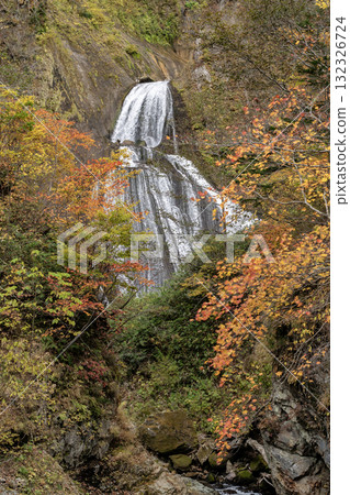 秋葉和壯觀的瀑布 秋葉和壯觀的瀑布 132326724