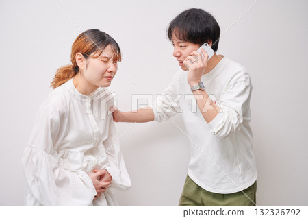 焦慮的孕婦、電話、產婦、分娩 132326792