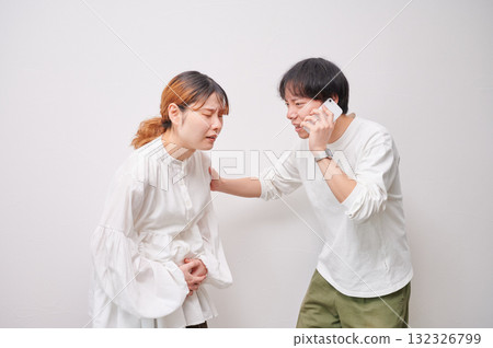 焦慮的孕婦、電話、產婦、分娩 焦慮的孕婦、電話、產婦、分娩 132326799