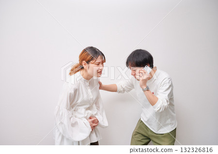 Anxious pregnant woman, phone call, maternity, childbirth 132326816