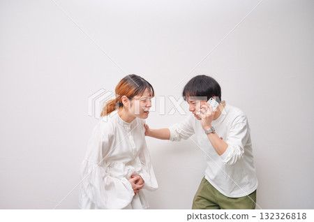 Anxious pregnant woman, phone call, maternity, childbirth 132326818