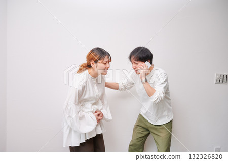 Anxious pregnant woman, phone call, maternity, childbirth 132326820