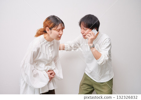 Anxious pregnant woman, phone call, maternity, childbirth 132326832