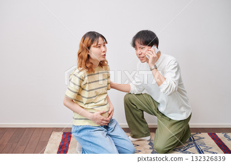 焦慮的孕婦、電話、產婦、分娩 焦慮的孕婦、電話、產婦、分娩 132326839