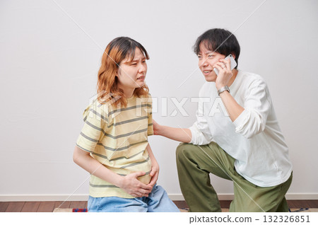 Anxious pregnant woman, phone call, maternity, childbirth 132326851