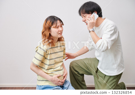 Anxious pregnant woman, phone call, maternity, childbirth 132326854