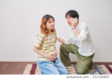 Anxious pregnant woman, phone call, maternity, childbirth 132326865