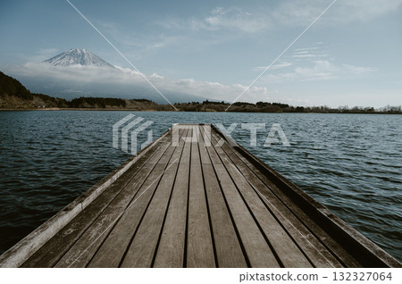 碼頭在湖上 碼頭在湖上 132327064