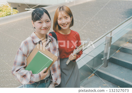 女大學生 女生 女孩 132327073