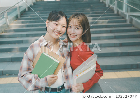 女大學生 女生 女孩 132327077