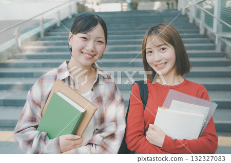 女大學生 女生 女孩 132327083